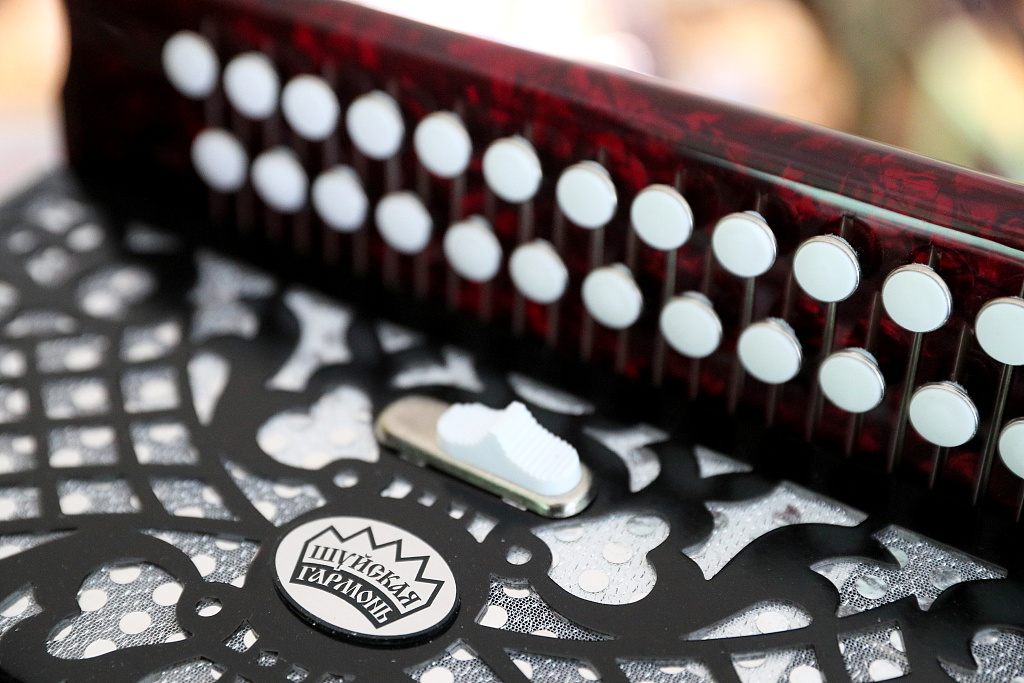 弦間木語 實拍俄羅斯古老樂器廠，聆聽工匠指尖傳承的百年回響